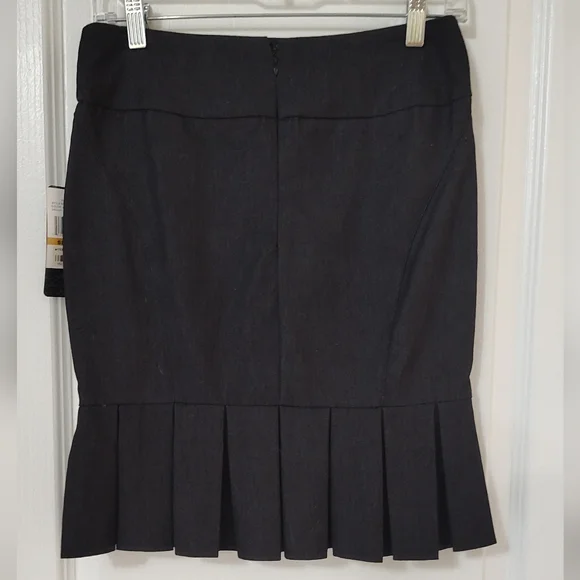 NWT Rampage lightweight pencil skirt with ruffled hem Size 3 - Picture 2 of 8